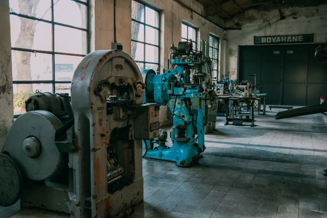 Mechanische Montage in der Werkshalle